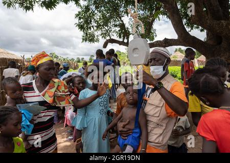 Basse, Gambie. 20 août 2021. Un agent de santé du Centre de réadaptation et d'éducation contre la malnutrition pèse un des enfants.pendant la pandémie de Covid19, les mesures de santé menées par les hôpitaux et les centres de santé ont été limitées à l'identification et au traitement des cas liés au covid-19. Maintenant que les restrictions s'assouplissent, des mesures comme le dépistage visant à cibler et à traiter les cas graves de malnutrition dans les villages ruraux de Gambie peuvent être reprises. (Photo par Aran Rodriguez/SOPA Images/Sipa USA) crédit: SIPA USA/Alay Live News Banque D'Images