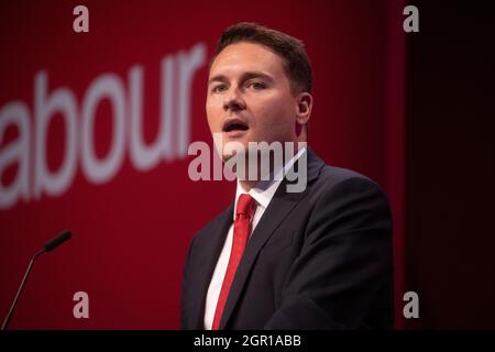 WES Streeting, Secrétaire d'État adjoint à la santé et aux soins sociaux , s'exprimant lors de la Conférence du Parti travailliste à Brighton. Banque D'Images