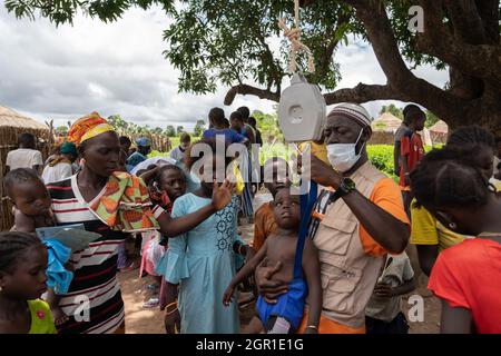 Basse, Gambie. 20 août 2021. Un agent de santé du Centre de réadaptation et d'éducation contre la malnutrition pèse un des enfants.pendant la pandémie de Covid19, les mesures de santé menées par les hôpitaux et les centres de santé ont été limitées à l'identification et au traitement des cas liés au covid-19. Maintenant que les restrictions s'assouplissent, des mesures comme le dépistage visant à cibler et à traiter les cas graves de malnutrition dans les villages ruraux de Gambie peuvent être reprises. (Credit image: © Aran Rodriguez/SOPA Images via ZUMA Press Wire) Banque D'Images