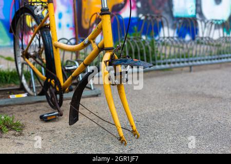 Un vélo abandonné sans roue avant. Banque D'Images