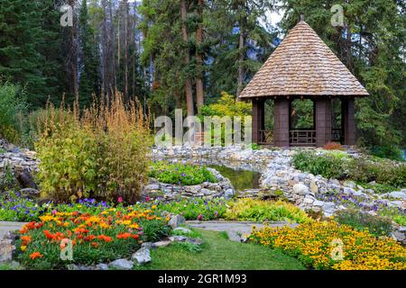 Un belvédère en bois dans un parc du parc national Banff, dans la ville de Banff, en Alberta, au Canada. Banque D'Images