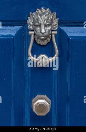 porte ancienne traditionnelle en laiton et bouton sur une porte avant architecturale d'époque géorgienne peinte en bleu. porte avant d'époque peinte en bleu foncé. Banque D'Images