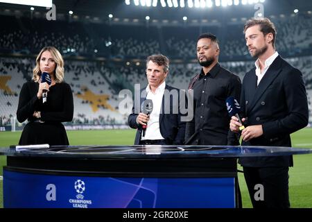 Turin, Italie. 29 septembre 2021. Giulia Mizzioni, première journaliste d'Amazon, et Gianfranco Zola, Patrice Evra et Claudio Marchisio, anciens joueurs, lors du match de football du groupe H de la Ligue des champions de l'UEFA entre le FC Juventus et Chelsea au stade Juventus de Turin (Italie), le 29 septembre 2021. Photo Federico Tardito/Insidefoto Credit: Insidefoto srl/Alay Live News Banque D'Images