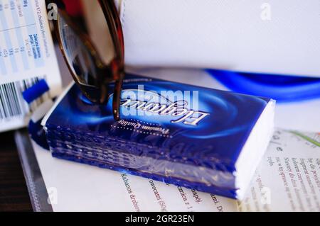 POZNAN, POLOGNE - 11 octobre 2018 : un paquet de mouchoirs blancs doux de marque Elegance. Banque D'Images