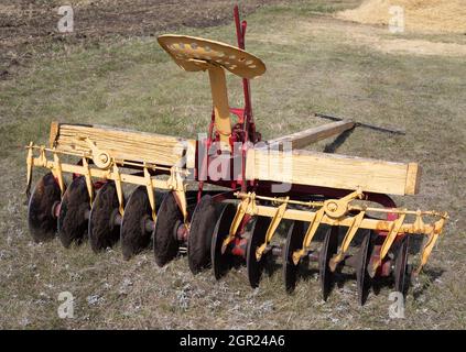 Vieille herse à disques ou découpe, un ancien équipement agricole utilisé pour labourer le sol dans les régions rurales de l'Alberta, au Canada Banque D'Images