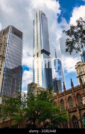 Gratte-ciels à WTC, vus du sud de Trinity Church sur Broadway, NYC, Etats-Unis, 2021 Banque D'Images