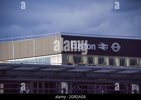 Euston Station Exterior detail, Londres, Royaume-Uni 2021. Banque D'Images