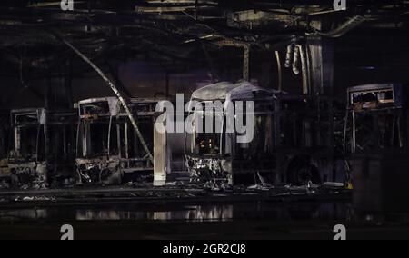 Stuttgart, Allemagne. 30 septembre 2021. Les bus brûlés sont vus après des opérations de lutte contre l'incendie dans un dépôt d'autobus. Dans la soirée, un incendie s'est déclaré au dépôt d'autobus de l'autorité de transport de Stuttgart. Crédit : Tom Weller/dpa/Alay Live News Banque D'Images