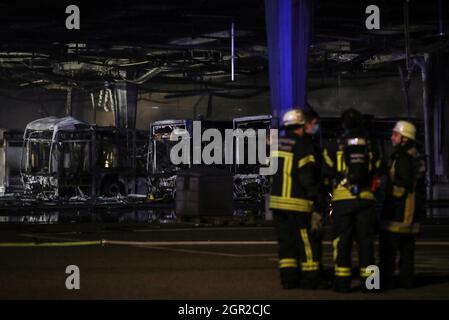 Stuttgart, Allemagne. 30 septembre 2021. Les pompiers se tiennent à côté des bus brûlés dans un dépôt. Dans la soirée, un incendie s'est déclaré au dépôt d'autobus de l'autorité de transport de Stuttgart. Crédit : Tom Weller/dpa/Alay Live News Banque D'Images