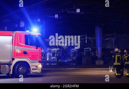 Stuttgart, Allemagne. 30 septembre 2021. Les pompiers se tiennent à côté des bus brûlés dans un dépôt. Dans la soirée, un incendie s'est déclaré au dépôt d'autobus de l'autorité de transport de Stuttgart. Crédit : Tom Weller/dpa/Alay Live News Banque D'Images