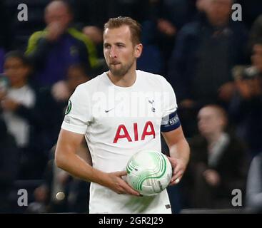 Londres, Royaume-Uni. 30 septembre 2021. Londres, Angleterre - SEPTEMBRE 30:Harry Kane de Tottenham Hotspur avec chapeau trick ball pendant Europa Conference League Group G entre Tottenham Hotspur et Nogomegna sola Mura au stade Tottenham Hotspur, Londres, Angleterre le 26 août 2021 crédit: Action Foto Sport/Alay Live News Banque D'Images