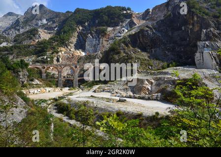 Ponti di Vara pont emblématique de chemin de fer de transport en marbre au XIXe siècle (1871-1964) carrières de marbre blanc de Carrare, Massa-Carrare, Toscane, Italie Banque D'Images