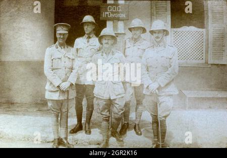 Officiers d'état-major de l'armée britannique à l'extérieur des chefs d'état-major de l'officier général commandant (GOC) 11e Division Nord stationnés en Ismailia le long du canal de Suez, en Égypte. Décembre 1915. La division d'infanterie, fortement impliquée dans la campagne de Gallipoli, a été évacuée en décembre 1915 à Eygpt, où elle a été stationnée pour la garde du canal de Suez. On croit que l'officier portant la casquette à l'extrême gauche est le Lieutenant-général Edward Fanshawe, commandant. Banque D'Images