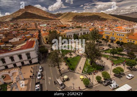 Vue panoramique sur la place principale de Potosí et Cerro Rico en arrière-plan, Bolivie. Banque D'Images