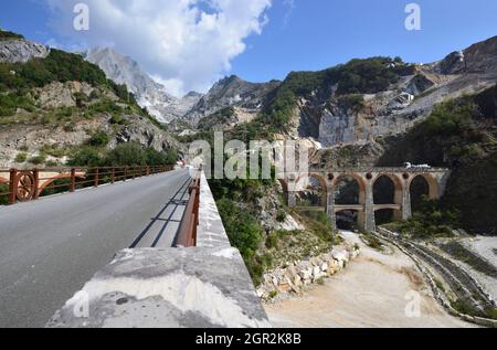 Ponti di Vara pont emblématique de chemin de fer de transport en marbre au XIXe siècle (1871-1964) carrières de marbre blanc de Carrare, Massa-Carrare, Toscane, Italie Banque D'Images