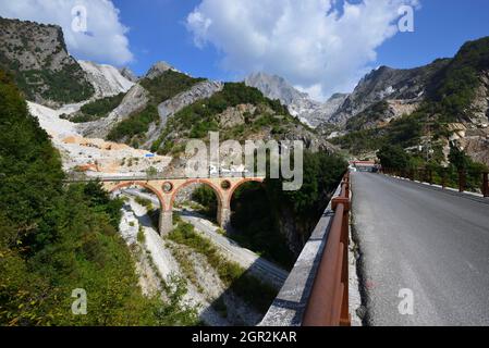 Ponti di Vara pont emblématique de chemin de fer de transport en marbre au XIXe siècle (1871-1964) carrières de marbre blanc de Carrare, Massa-Carrare, Toscane, Italie Banque D'Images