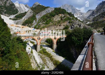 Ponti di Vara pont emblématique de chemin de fer de transport en marbre au XIXe siècle (1871-1964) carrières de marbre blanc de Carrare, Massa-Carrare, Toscane, Italie Banque D'Images