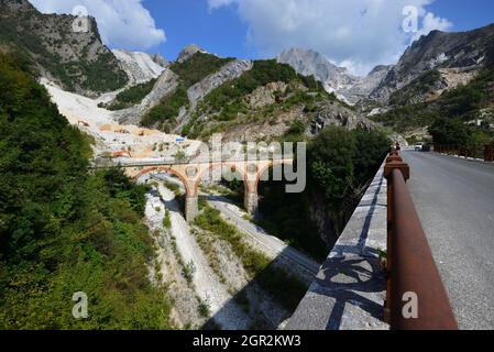 Ponti di Vara pont emblématique de chemin de fer de transport en marbre au XIXe siècle (1871-1964) carrières de marbre blanc de Carrare, Massa-Carrare, Toscane, Italie Banque D'Images