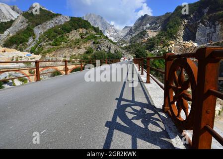 Ponti di Vara pont emblématique de chemin de fer de transport en marbre au XIXe siècle (1871-1964) carrières de marbre blanc de Carrare, Massa-Carrare, Toscane, Italie Banque D'Images