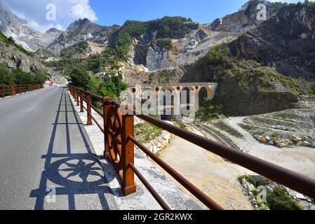 Ponti di Vara pont emblématique de chemin de fer de transport en marbre au XIXe siècle (1871-1964) carrières de marbre blanc de Carrare, Massa-Carrare, Toscane, Italie Banque D'Images