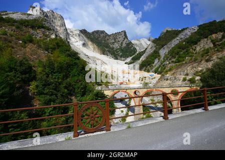 Ponti di Vara pont emblématique de chemin de fer de transport en marbre au XIXe siècle (1871-1964) carrières de marbre blanc de Carrare, Massa-Carrare, Toscane, Italie Banque D'Images