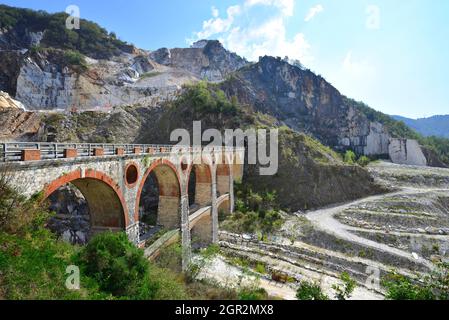 Ponti di Vara pont emblématique de chemin de fer de transport en marbre au XIXe siècle (1871-1964) carrières de marbre blanc de Carrare, Massa-Carrare, Toscane, Italie Banque D'Images