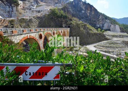 Ponti di Vara pont emblématique de chemin de fer de transport en marbre au XIXe siècle (1871-1964) carrières de marbre blanc de Carrare, Massa-Carrare, Toscane, Italie Banque D'Images