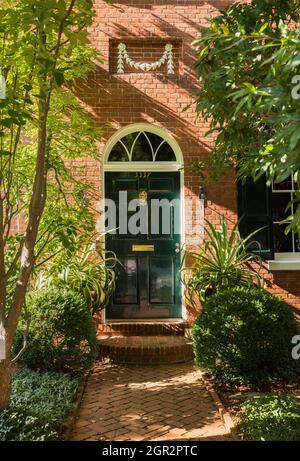 Washington DC - 13 août 2013 : architecture de l'ère fédérale. Cox's Row - groupe de cinq maisons fédérales, entre le 3339 et le 3327 N Street à Georgetown Banque D'Images