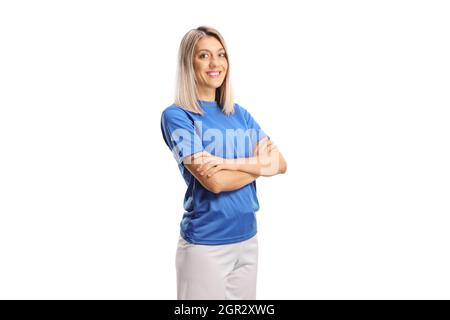 Portrait d'une jeune athlète féminine dans un maillot de sport bleu posé avec des mains croisées isolées sur fond blanc Banque D'Images