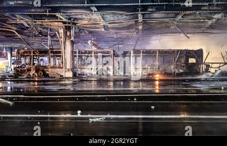 Stuttgart, Allemagne. 30 septembre 2021. Un bus brûlé se trouve dans le dépôt de bus de l'opérateur de transport SSB à l'est de Stuttgart. Dans la soirée, un incendie s'est déclaré au dépôt d'autobus de l'opérateur de transport de Stuttgart. Credit: Christoph Schmidt/dpa/Alay Live News Banque D'Images