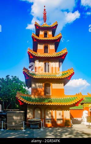 Une pagode chinoise sert d'entrée à l'exposition de trois hectares sur la Chine au zoo de Memphis, le 8 septembre 2015, à Memphis, Tennessee. Banque D'Images