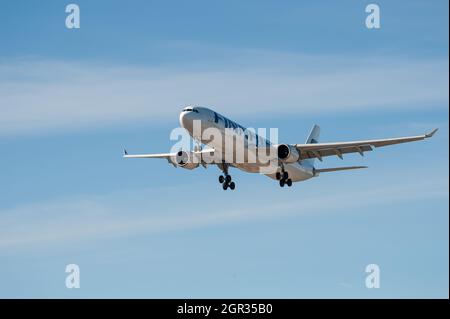 Helsinki / Finlande - 31 MAI 2018 : Airbus A330, exploité par le transporteur de pavillon finlandais Finnair, lors de l'approche finale à l'aéroport Helsinki-Vantaa. Banque D'Images