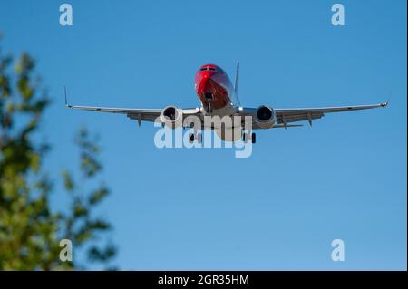 Helsinki / Finlande - 31 MAI 2018 : Boeing 737, exploité par la navette aérienne norvégienne, sur une approche finale à l'aéroport Helsinki-Vantaa. Banque D'Images