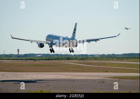 Helsinki / Finlande - 31 MAI 2018 : Airbus A330, exploité par le transporteur de pavillon finlandais Finnair, atterrissant à l'aéroport Helsinki-Vantaa. Banque D'Images