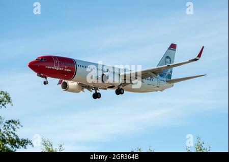 Helsinki / Finlande - 31 MAI 2018 : Boeing 737, exploité par la navette aérienne norvégienne, sur une approche finale à l'aéroport Helsinki-Vantaa. Banque D'Images