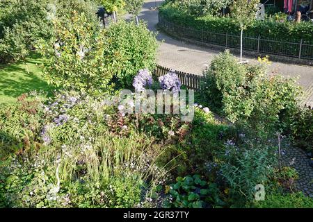 Vorgarten mit bunten Blumen und Gartenteich, Gegenentwurf zum öden Schottergarten, Weilerswist, Nordrhein-Westfalen, Allemagne Banque D'Images