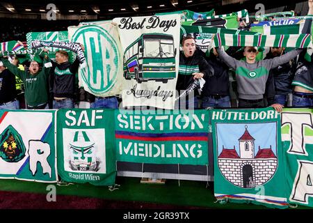 Londres, Royaume-Uni. 30 septembre 2021. Fans de Vienne rapide lors du match de l'UEFA Europa League Group H entre West Ham United et Rapid Vienna au stade de Londres le 30 septembre 2021 à Londres, en Angleterre. (Photo de Daniel Chesterton/phcimages.com) Credit: PHC Images/Alamy Live News Banque D'Images