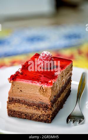Délicieux gâteau à la mousse au chocolat et à la framboise Banque D'Images