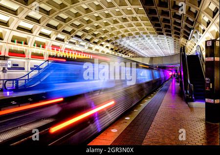 Un métro crée un flou car il quitte la station de métro du centre-ville de Pentagone à Washington DC Banque D'Images