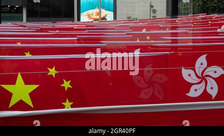 Hong Kong, Hong Kong. 30 septembre 2021. Les drapeaux de la Chine et de Hong Kong vus à Tsim Sha Tsui avant la Journée nationale.dans le cadre de la pandémie COVID 19 et de la répression de la loi sur la sécurité nationale contre le mouvement démocratique de Hong Kong, de nombreux drapeaux ont été mis autour de la ville comme propagande pour célébrer la 72e Journée nationale de la Chine. Crédit : SOPA Images Limited/Alamy Live News Banque D'Images