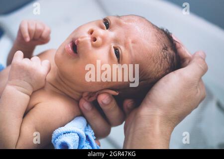 Happy Asian Baby Boy Une Sensation De Froid Pour Prendre Le Bain A La Premiere Fois De La Vie Mother Holding Et Le Bain De Bebe Nouveau Ne Dans La Matinee Bebe Vie