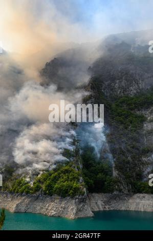 Feu de forêt au lac de Piva dans le parc national du Monténégro Banque D'Images