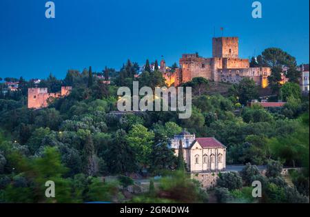 Magnifique paysage du château de Tomar au crépuscule, avec la chapelle de Nossa Senhora da Conceição au fond, dans la ville de Tomar, Portugal. Banque D'Images