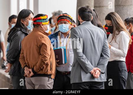 Quito, Équateur. 29 septembre 2021. Les dirigeants de la nation autochtone de Shuar attendent sur le cloître extérieur du palais présidentiel.le président équatorien Guillermo Lasso a accueilli les dirigeants de la communauté indigène de Shuar au palais présidentiel de la capitale du pays, Quito. Les deux parties ont tenu une réunion axée sur les préoccupations en matière de santé, d'éducation et d'environnement. Les dirigeants de Shuar ont également mentionné la création d'un nouveau comté dans la province de Morona Santiago, en Amazonie équatorienne. Crédit : SOPA Images Limited/Alamy Live News Banque D'Images