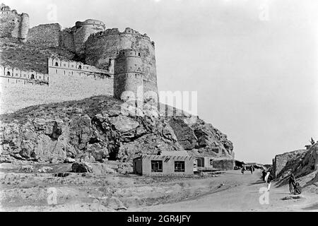 KABOUL, AFGHANISTAN. 14 avril 1988. Les Afghans se promènaient devant les ruines de l'ancien Ve siècle, la forteresse de Bala Hissar sur la montagne de Kuh-e-Sherdarwaza le 14 avril 1988 à Kaboul, en Afghanistan. Banque D'Images