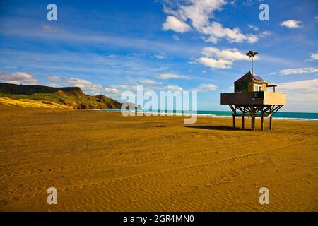 Bethell's Beach Life Savers Hut Banque D'Images