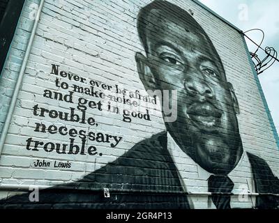 ATLANTA, ÉTATS-UNIS - 15 août 2021 : la fresque du légendaire militant des droits civils John Lewis sur un mur à Atlanta, en Géorgie Banque D'Images