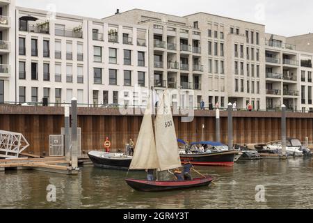 ZUTPHEN, PAYS-BAS - 21 août 2021 : petite barge historique pittoresque en voilier quittant le port de loisirs dans le quartier de Noorderhaven en passant par la contemplation Banque D'Images