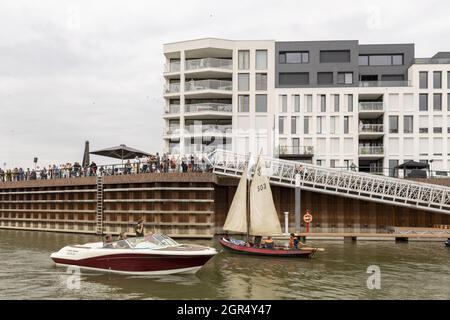 ZUTPHEN, PAYS-BAS - 21 août 2021 : petite barge à voiliers historique quittant le port de loisirs dans le quartier de Noorderhaven passant par le moderne contemporain Banque D'Images