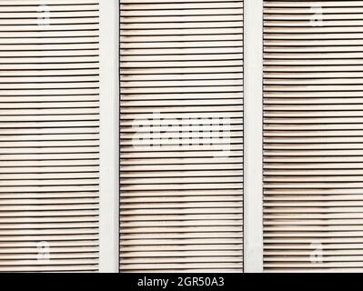 Volet de volet roulant sale. La texture de la porte ou de la fenêtre de l'obturateur en lumière Banque D'Images